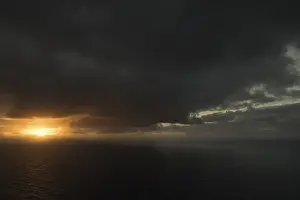 Dark Cloudy Sky Stampe: Dramatic dark cloudy sky at sunset