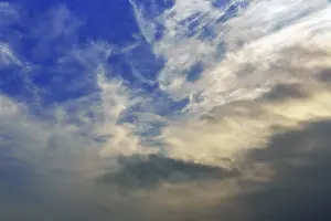 Evening Atmosphere In Central Europe Stampe: Dramatic evening sky, cirrus, dense clouds
