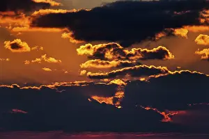 Warm Evening Atmosphere Stampe: Dramatic evening sky at sunset