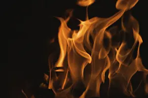 Plain Colored Background Wallpaper Stampe: Dramatic flames against A dark background