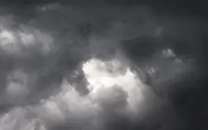 Cloudy Atmospheric Light Stampe: Dramatic lighting mood with dark thunderclouds
