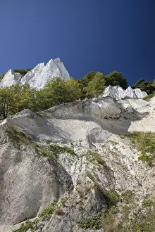 Chalk Cliff Scenery Stampe: A dramatic low-angle view looking up the steep