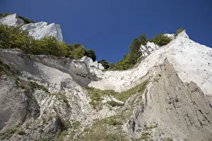 Chalk Cliff Scenery Stampe: A dramatic low-angle view looking up the steep