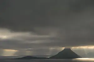 Deserted Atlantic Coast Stampe: Dramatic mood lighting, low clouds