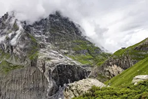 Cloudy Mountain Range Stampe: Dramatic mountain landscape covered in clouds
