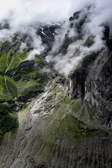 Cloudy Sky With Mountains Stampe: Dramatic mountain landscape covered in clouds