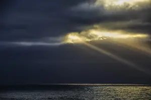Evening Sun Over The Ocean Stampe: Dramatic ocean view just in front of sunset