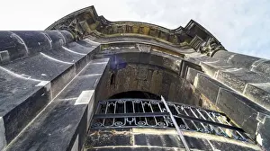Stampe di Prospettiva drammatica di una struttura gotica in pietra con balcone in ferro sotto un cielo nuvoloso, Dresda, Germania Dresda Stampe: Prospettiva drammatica di una struttura gotica in pietra con balcone in ferro sotto un cielo nuvoloso