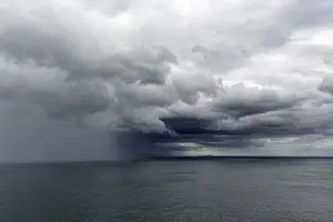Nimbostratus Cloud Formations Stampe: Dramatic rain clouds over the sea
