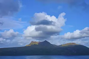 Dramatic Scottish Landscape Stampe: Dramatic sky with big clouds over a shadow-covered mountain