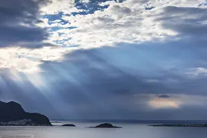 Light Beam Photography Stampe: Dramatic sky with sun rays over the sea