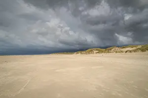 Cloudy Sky Over Dunes Stampe: Dramatic storm clouds over beach and dunes