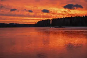 Frozen Lake Landscape Stampe: A dramatic sunset over a still