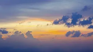 Atmospheric Evening Scene Stampe: Dramatic sunset clouds in sky