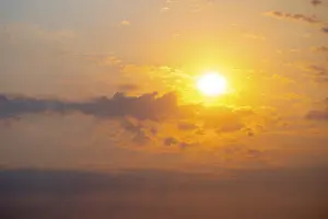 Etosha National Park Namibia Stampe: Dramatic sunset with clouds and sun