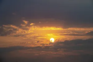 African Wildlife Refuge Stampe: Dramatic sunset with clouds and sun
