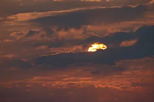 Namibia Evening Sky Stampe: Dramatic sunset with clouds and sun