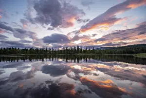 Dramatic Sunset Norway Stampe: Dramatic sunset by the river Namsen with reflection