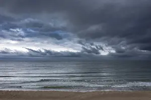 Immagini con data 20 dicembre 2024: Ocean scene print stormy sky