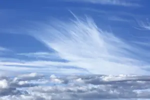 White Cloud Formations Stampe: Dramatic white cloud formations against a clear blue sky