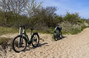 Baltic Sea Landscape Photo Stampe: E-bikes on the beach at Alt-Reddevitz
