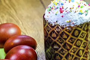Easter Cake Stampe: Easter cake and painted red Easter eggs