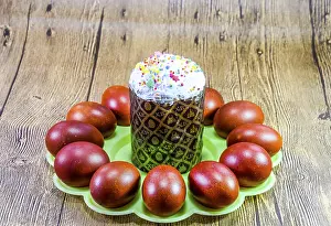 Easter Cake Stampe: Easter cake and painted red Easter eggs