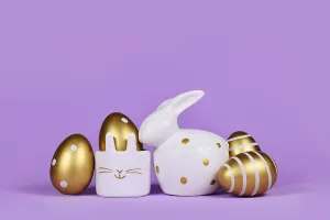 Easter Bunny Figurine Stampe: Easter decoration with easter bunny