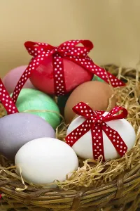 Colorful Easter Traditions Stampe: Easter egg with spotted red loop Easter egg with spotted red loop