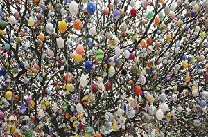 Colorful Easter Eggs Europe Stampe: Easter egg tree, Germany