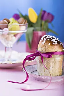 Spring Awakening Decor Stampe: The easter installation with Easter bread