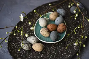 Spring Flowers Stampe: Easter table setting with colored eggs