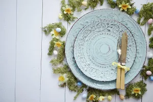 Easter Table Setting Stampe: Easter table setting with flowers and eggs
