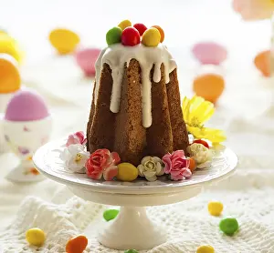 Colorful Easter Eggs Stampe: Easter table setting with spring flowers