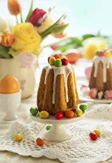 Colorful Easter Eggs Stampe: Easter table setting with spring flowers