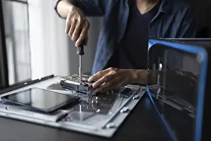 Immagini datate 27 agosto 2024: Engineer installing hardware print