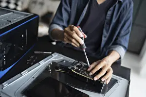 Immagini datate 27 agosto 2024: Engineer installing hardware print