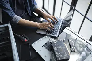 Immagini datate 27 agosto 2024: Ingegnere di Sviluppo del Sistema installa l'Hardware Struttura Ingegnere di Manutenzione computer Mainboard