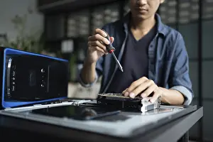 Immagini datate 27 agosto 2024: Ingegnere di Sistemi IT installa attrezzature hardware Ingegnere di sviluppo della struttura Facility Tecnico di