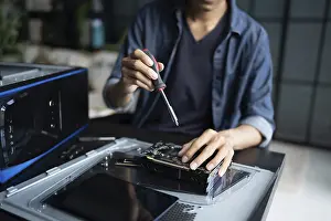 Immagini datate 27 agosto 2024: Ingegnere di Sviluppo del Sistema installa l'hardware Struttura Ingegnere di Manutenzione computer Mainboard