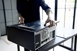 Immagini datate 27 agosto 2024: Ingegnere di Sistemi IT installa Hardware Strumentazione Ingegnere del Sviluppo della Facilità Manutenzione computer