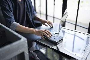 Immagini datate 27 agosto 2024: Ingegnere di Sistemi IT installa Hardware Equipment Ingegnere di Sviluppo della Struttura di Manutenzione computer
