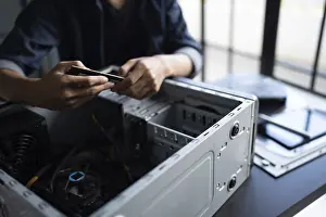 Immagini datate 27 agosto 2024: Ingegnere di Sistemi IT installa attrezzature hardware Ingegnere di sviluppo della struttura Facility Tecnico di