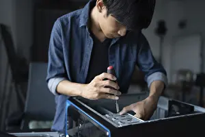 Immagini datate 27 agosto 2024: Engineer installing motherboard print