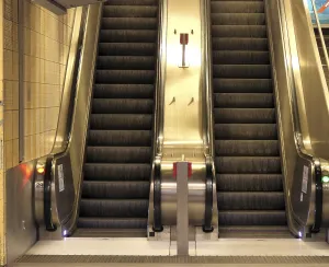 Metro Passenger Traffic Stampe: Escalator