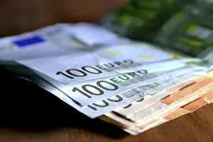 Euro Banknotes Stampe: Euro notes on a table