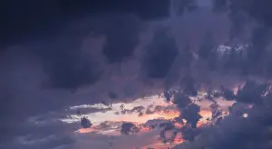 Gloomy Evening Sky Stampe: Evening clouds in front of a thunderstorm