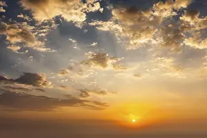 Dusk Landscape Photo Stampe: Evening sunset sky with sun and dramatic clouds