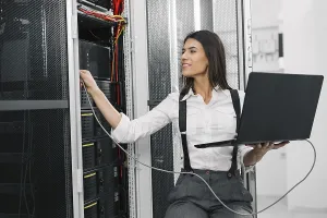 Computer Hacking Stampe: IT expert checking supercomputer server