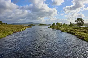 Scottish Highlands Nature Scene Stampe: Extensive river under a cloudy sky